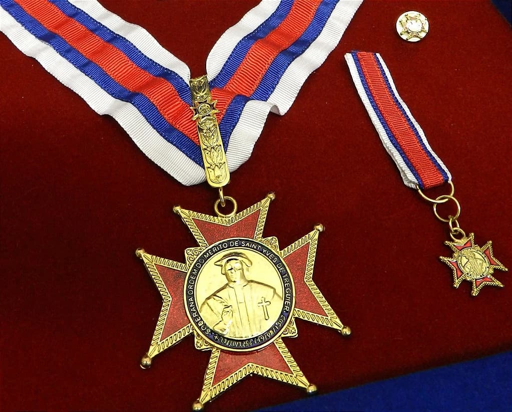 KIT MEDALHA - SOBERANA ORDEM DO MÉRITO DE SAINT YVES DE TREGUIER — imagem 1